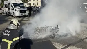 Siirt merkezde meydana gelen trafik kazasında motosiklet alevler içinde kaldı