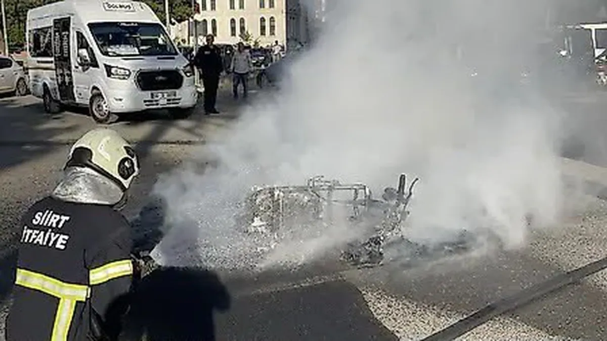 Siirt merkezde meydana gelen trafik kazasında motosiklet alevler içinde kaldı