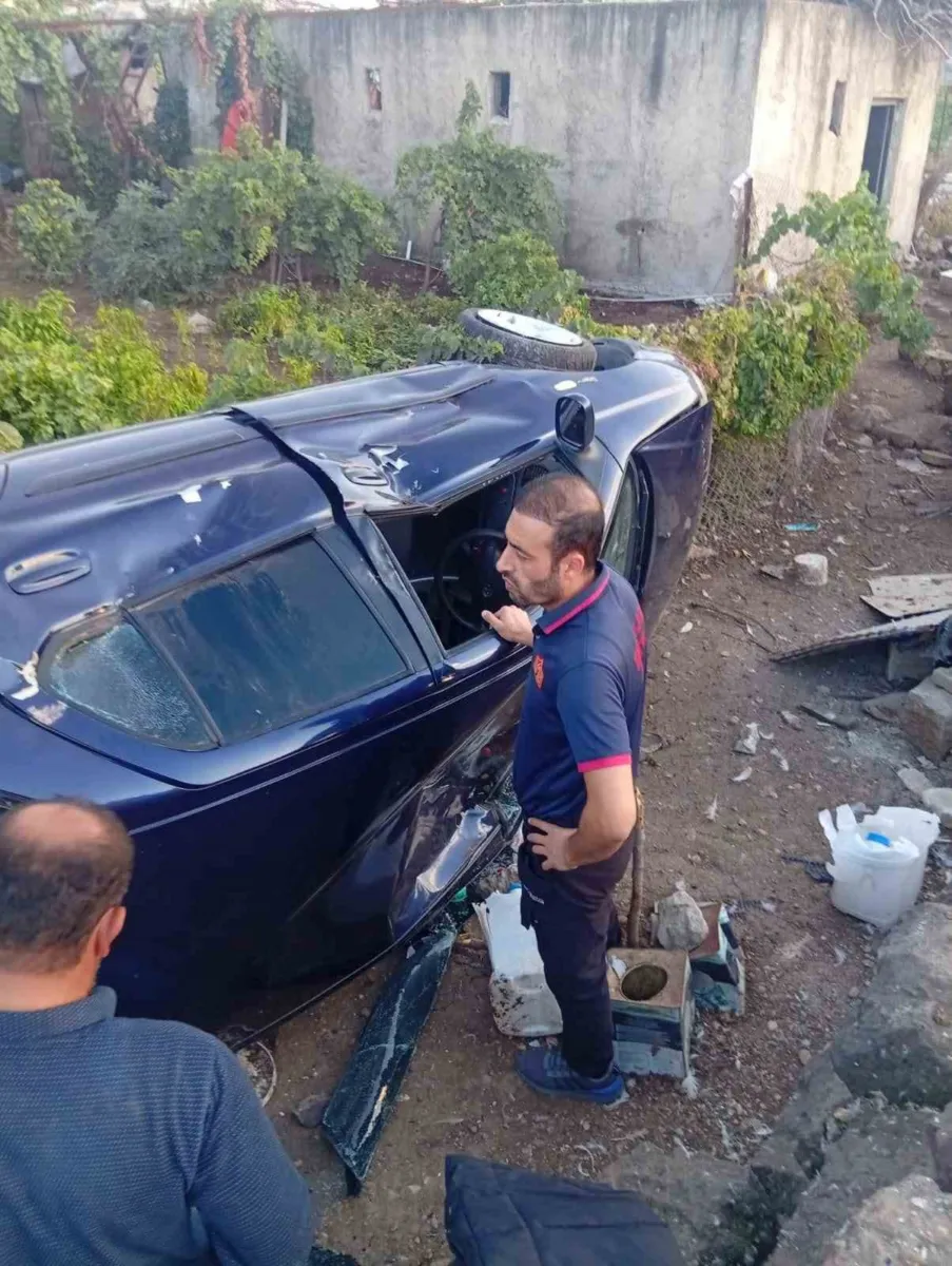 Siirt'in Kurtalan ilçesinde otomobil bahçeye uçtu: 4 kişi yaralandı