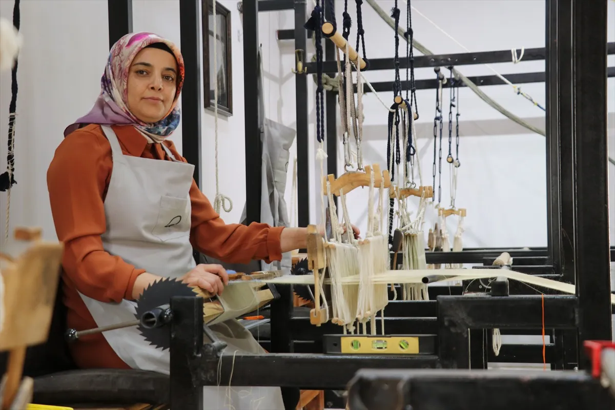 Siirtli Semra Erbek Müren geleneksel şal şepik dokuma ustaları arasına katıldı