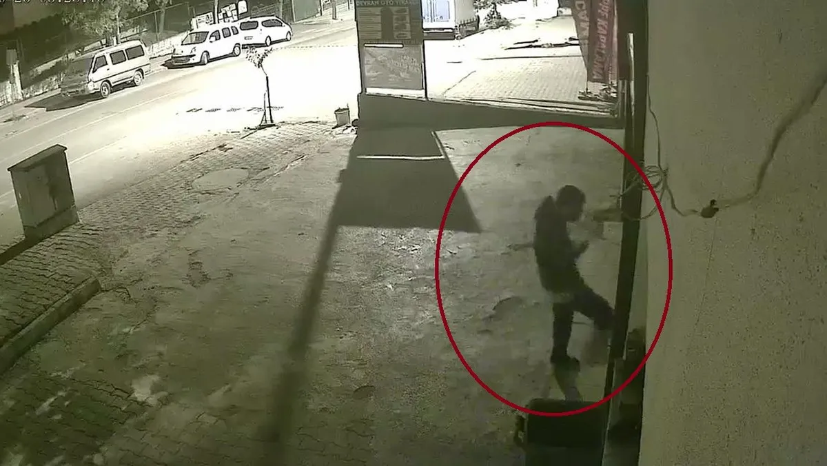 Siirt'te bir şahıs iş yerinin camını tekmeleyerek kırdı