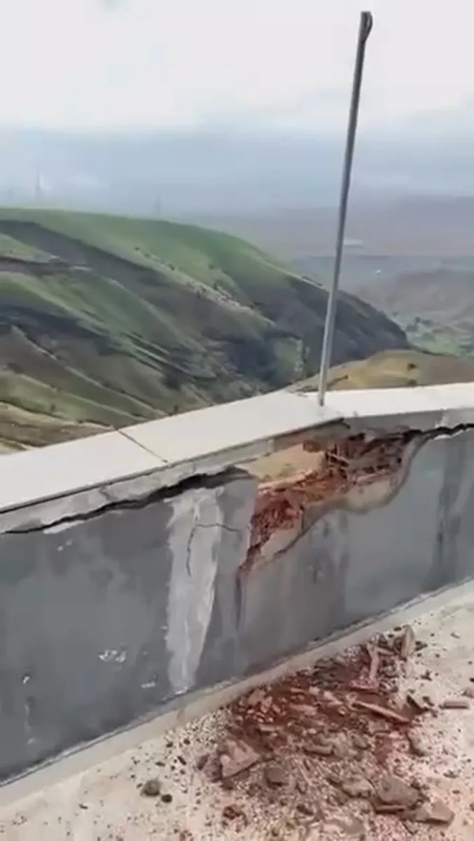 Siirt'te sağanak ve dolu günlük yaşamı olumsuz etkiledi