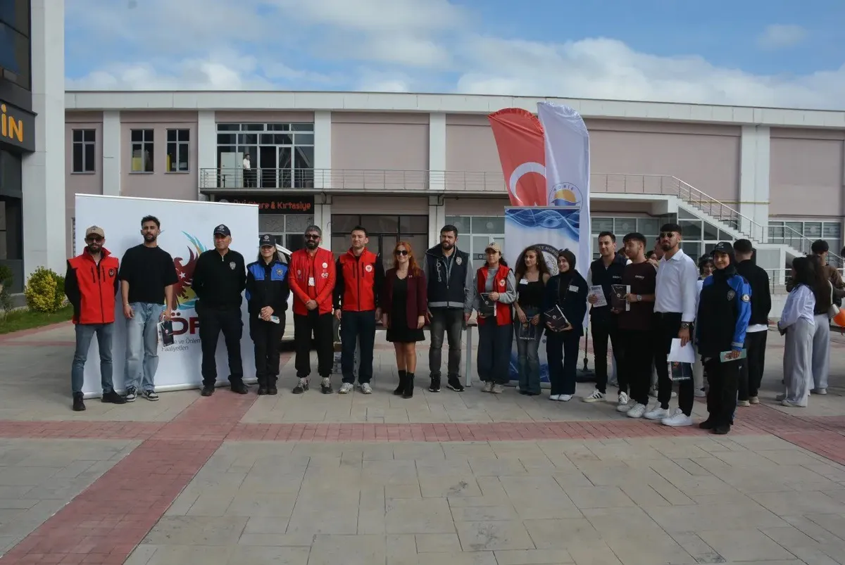 Sinop Emniyeti üniversite öğrencilerini siber suçlara karşı uyardı