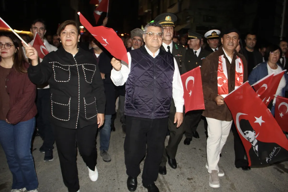 Sinop'ta Cumhuriyet'in 103. yıl dönümü coşkusu fener alayı ile kutlandı