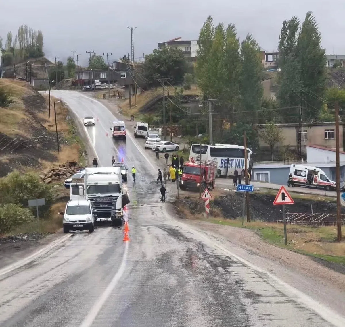 Şırnak Uludere'de yolcu otobüsü ve tırın karıştığı kazada 15 kişi yaralandı