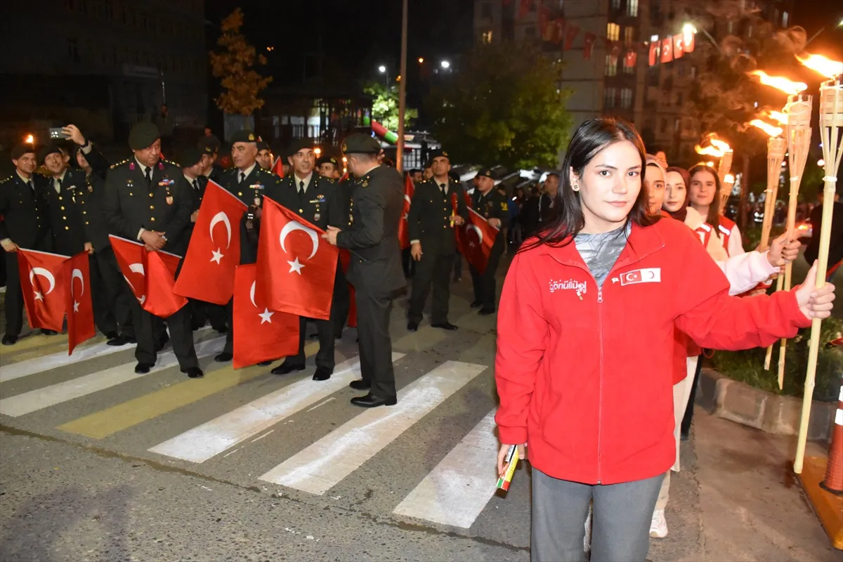 Şırnak'ta 29 Ekim Cumhuriyet Bayramı coşkusu fener alayıyla kutlandı
