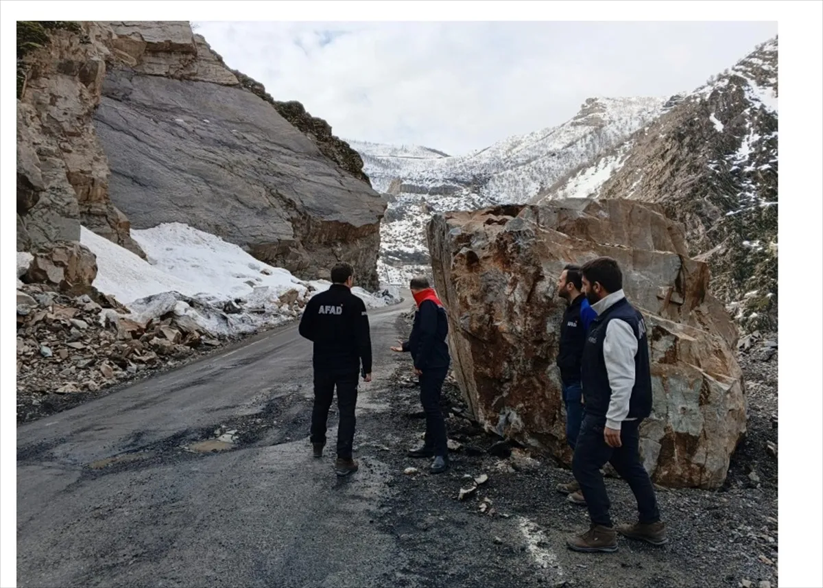 Şırnak'ta kara yolundaki riskli kaya blokları uzman dağcılarca temizleniyor