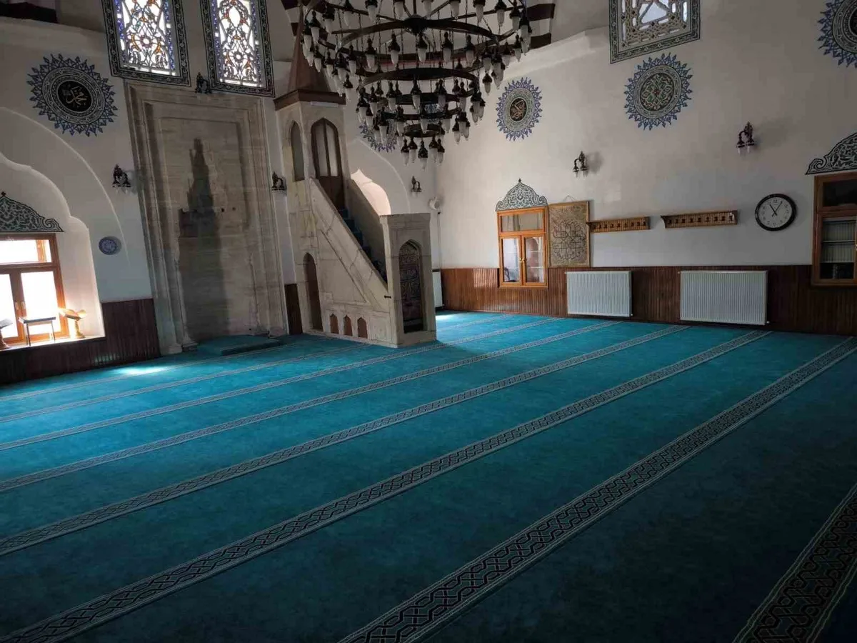 Sivas Kale Cami'nin halıları 1846 tarihli vakfın şartıyla yenilendi