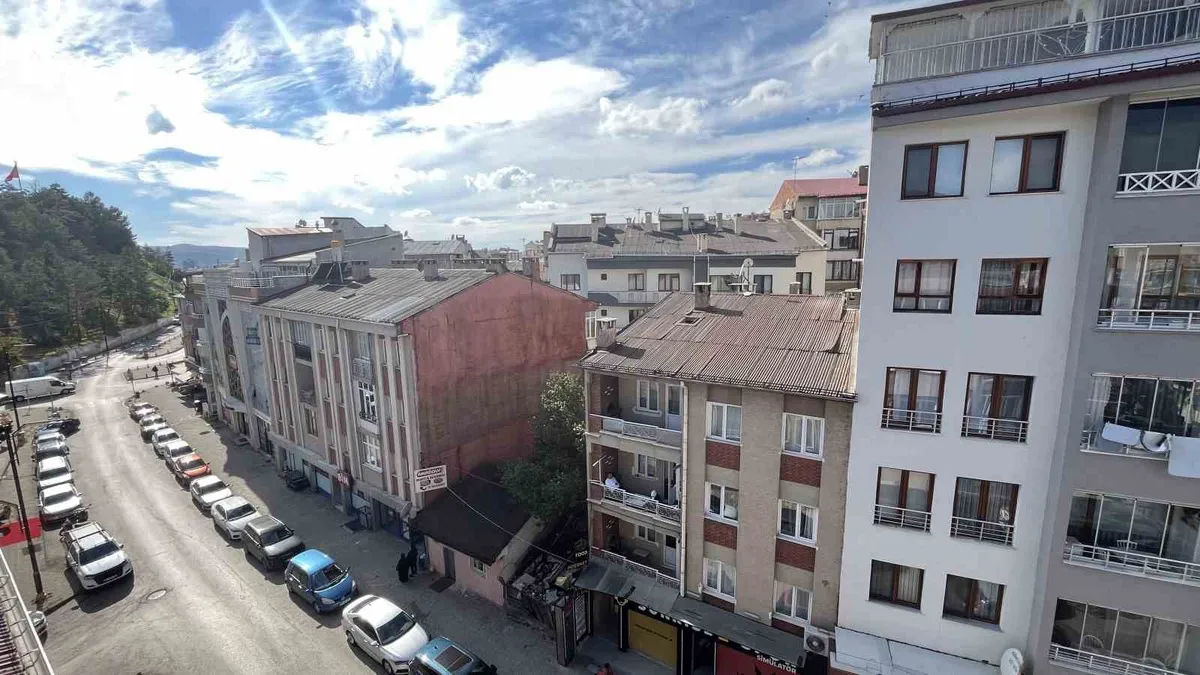 Sivas'ta yüksek apartmanların arasında 60 yıldır direnen müstakil ev