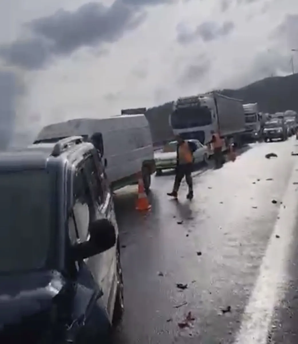 Tarsus-Adana-Gaziantep Otoyolu'nda zincirleme kaza: 8 kişi yaralandı