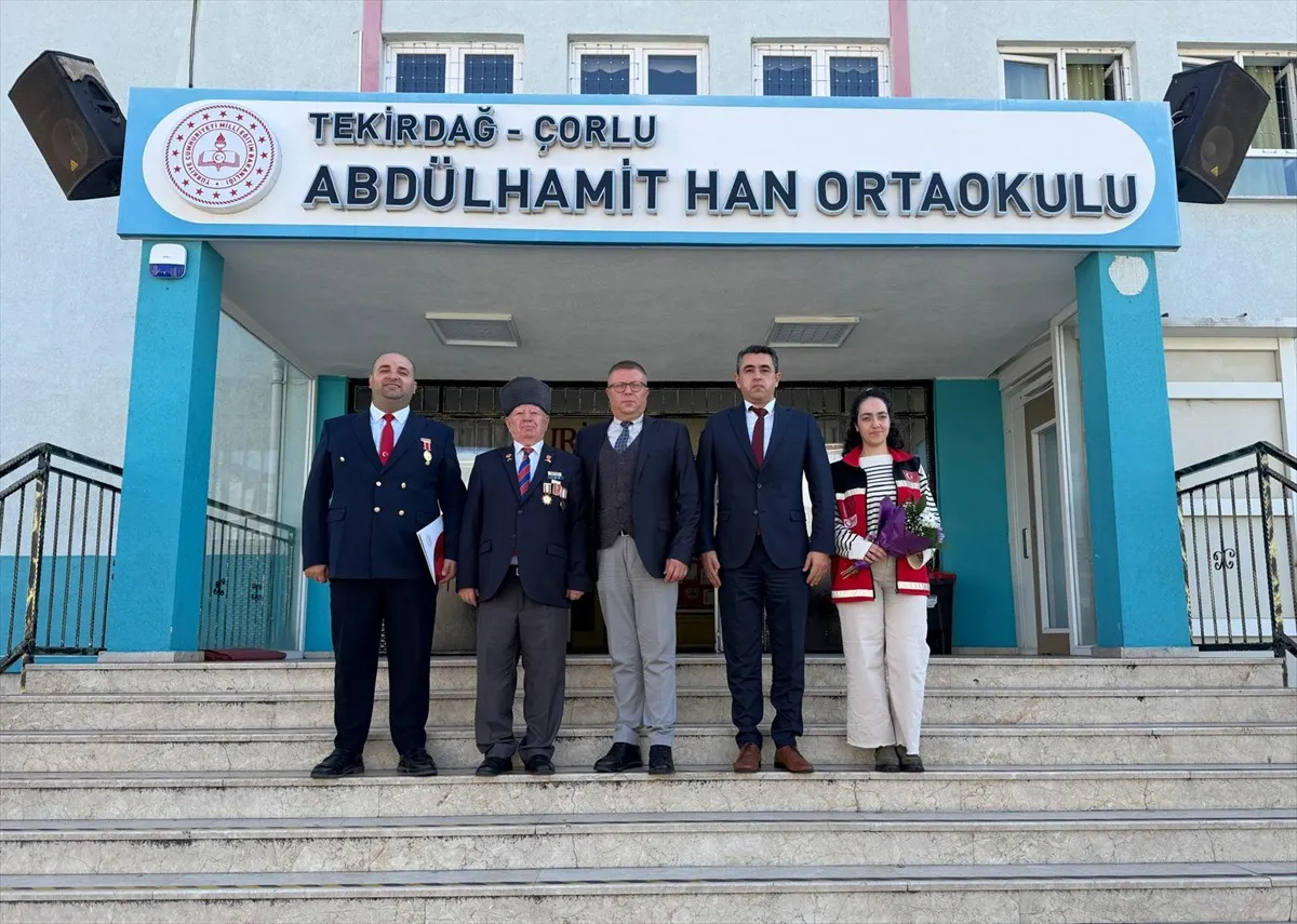 Tekirdağ Çorlu'da öğrenciler gazilerle bir araya geldi