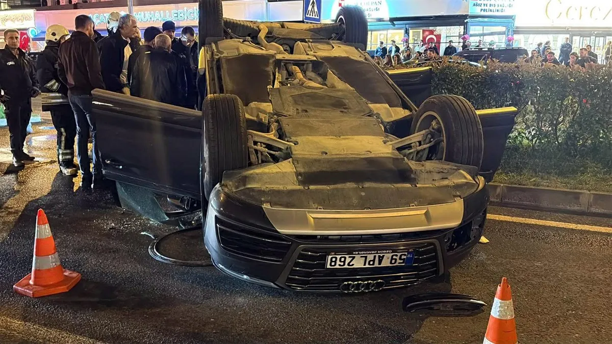 Tekirdağ Çorlu'da otomobil park halindeki araçlara çarparak takla attı