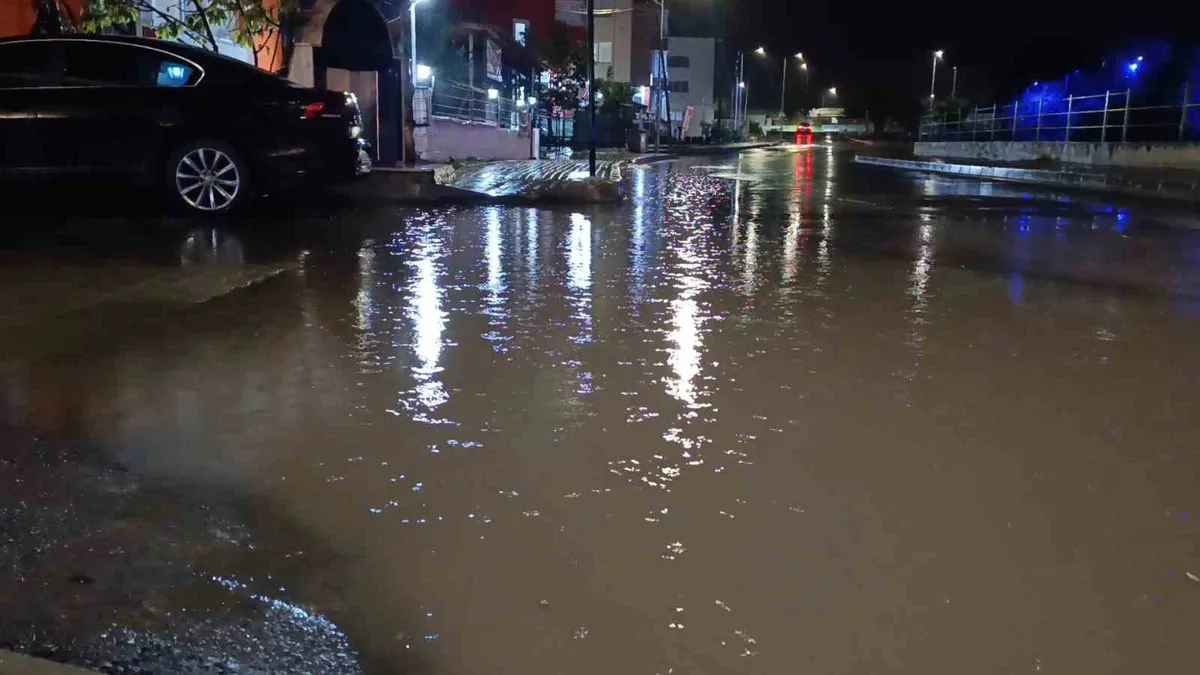 Tekirdağ Süleymanpaşa'da şiddetli sağanak yolları su altında bıraktı