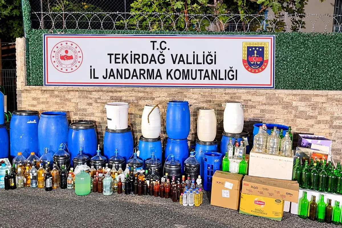 Tekirdağ'ın Malkara ilçesinde bir evde 1 ton 120 litre sahte şarap ele geçirildi