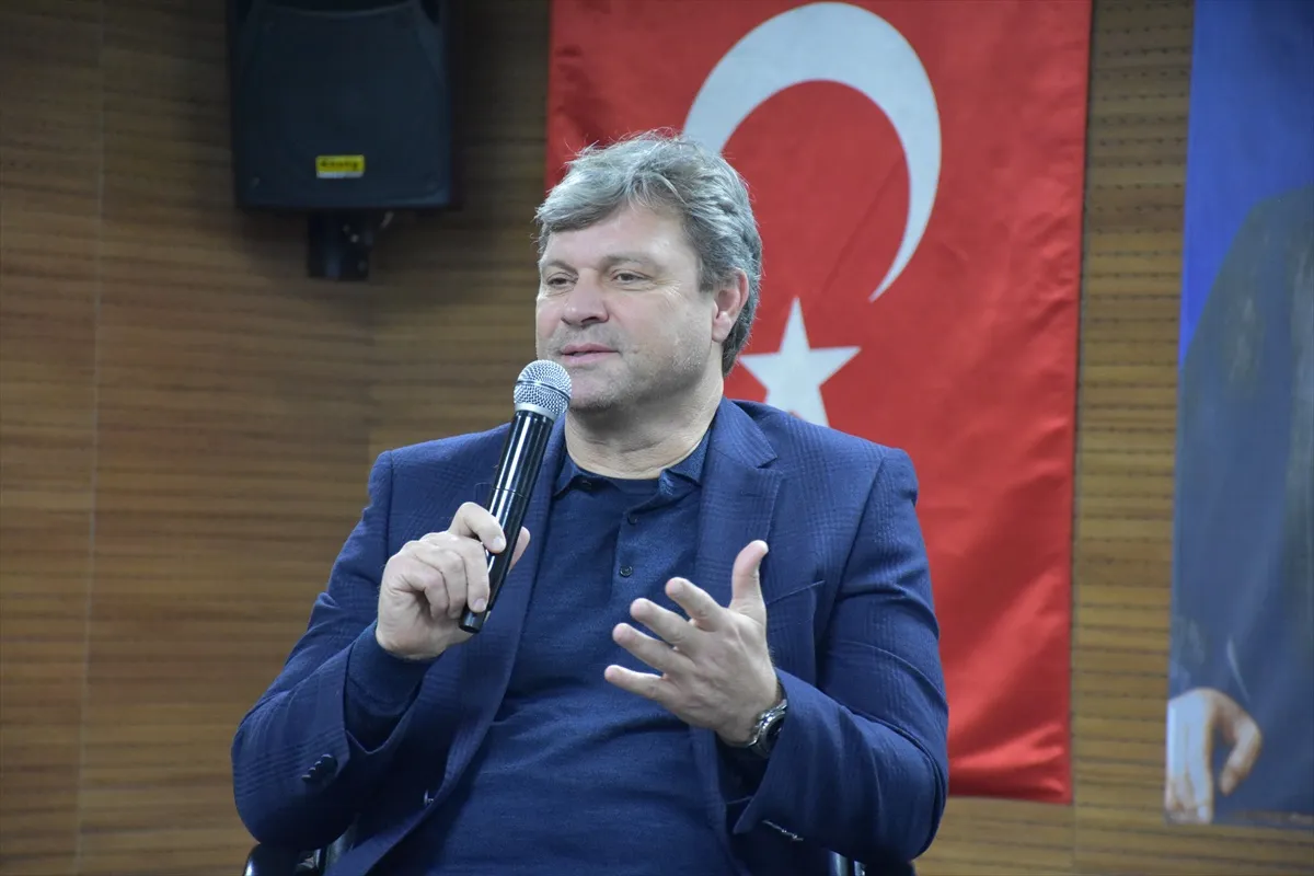 Teknik direktör Ertuğrul Sağlam Gümüşhane'de genç sporcularla buluştu