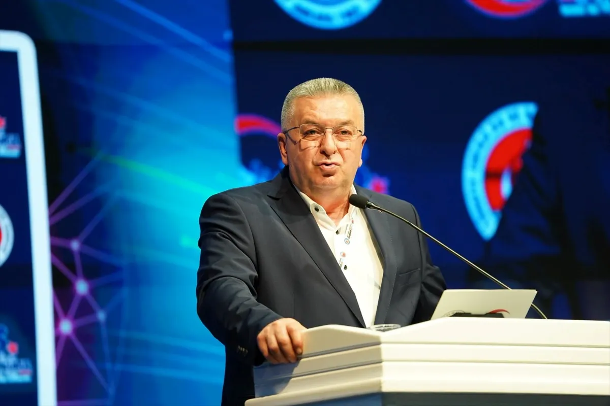 TES-İŞ Sendikası 13. Olağan Genel Kurulu'nda İrfan Kabaloğlu güven tazeledi