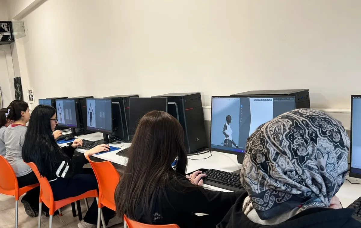 Tokat'ta 30 kız öğrenciye dijital moda tasarımı eğitimi verildi