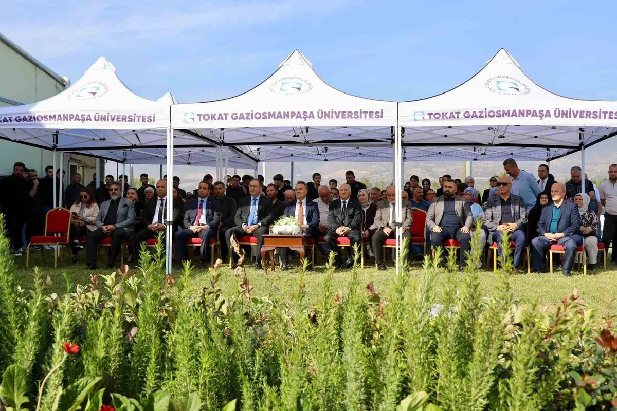 Tokat'ta yürütülen proje ile 13 üreticiye 3 bin 900 süs bitkisi fidanı verildi