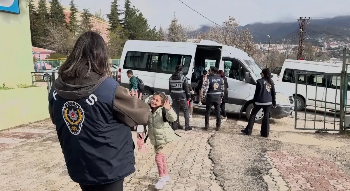 Tunceli emniyetinden okul ve yurt çevrelerinde kapsamlı güvenlik denetimi