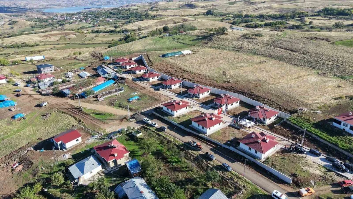 Tunceli'nin Pertek ilçesinde 11 kırsal konut hak sahiplerine teslim edildi