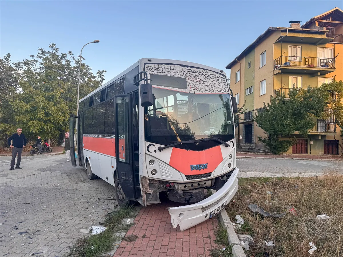 Uşak'ta yolcu midibüsü ile otomobil çarpıştı: 4'ü çocuk 7 yaralı