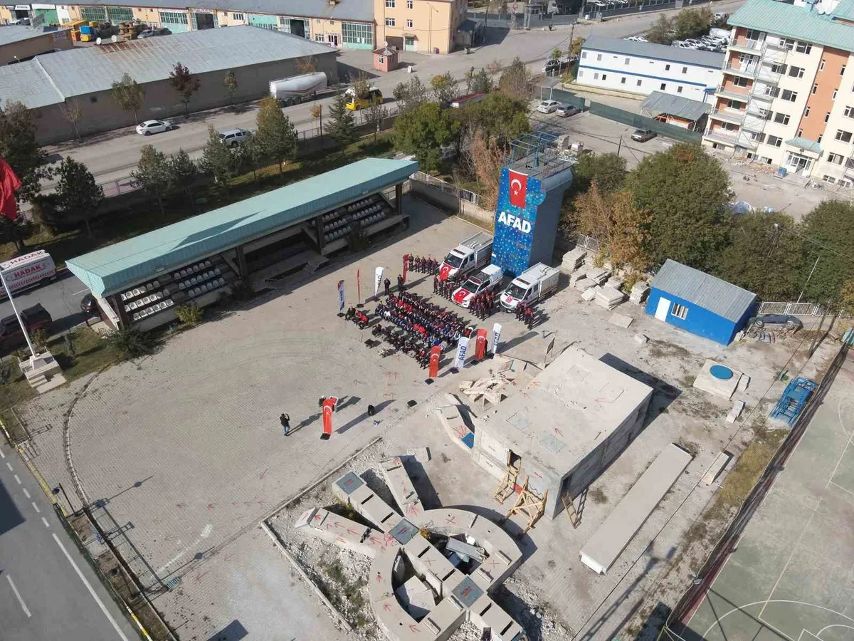 Van depreminin 15. yıl dönümünde hayatını kaybedenler dualarla anıldı