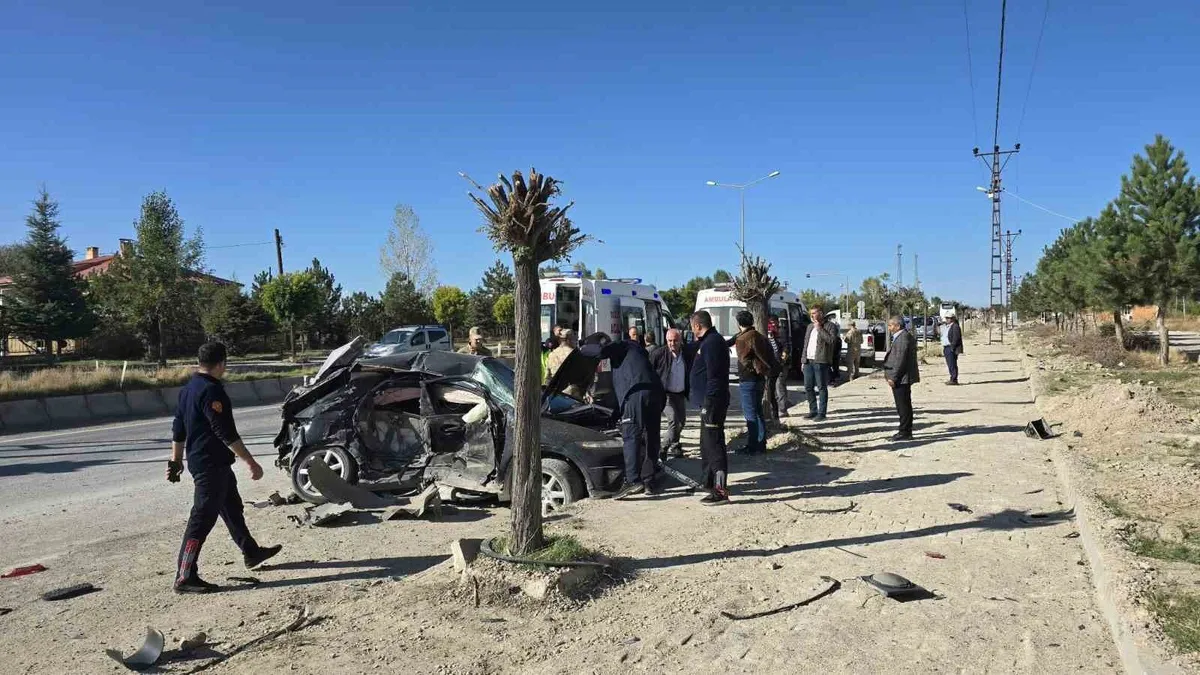 Van Edremit'te otomobil ile kamyonet çarpıştı: 5 kişi yaralandı