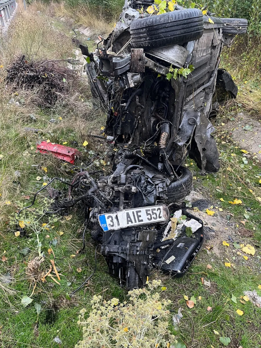 Van Gevaş'ta otomobil şarampole devrildi: 1 ölü, 1 ağır yaralı
