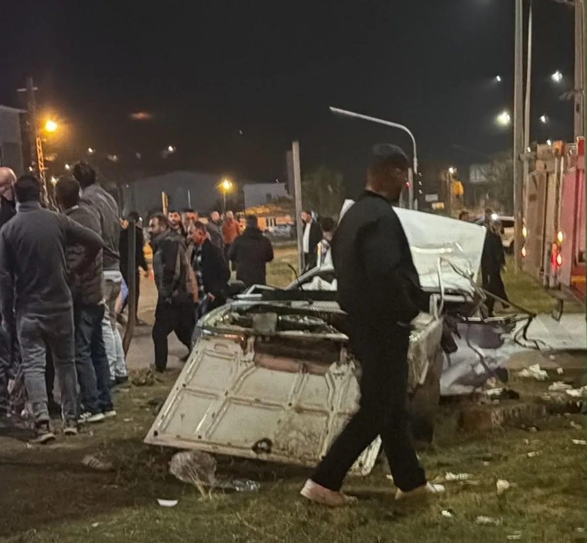 Van Gevaş'ta yakıt tankeri ile otomobil çarpıştı: 1 ölü, 4 yaralı
