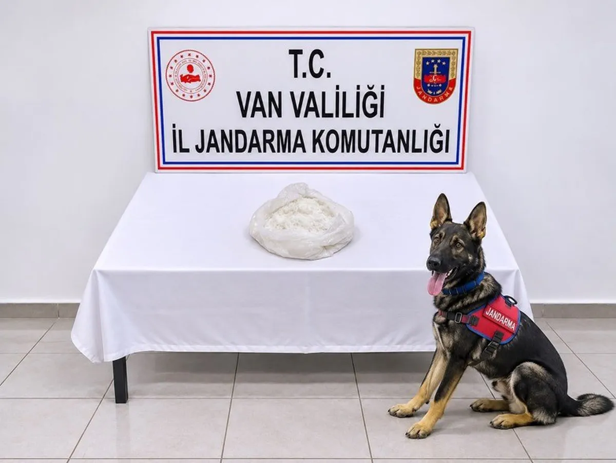 Van Gevaş'ta yolcu otobüsünde yapılan aramada metamfetamin ele geçirildi
