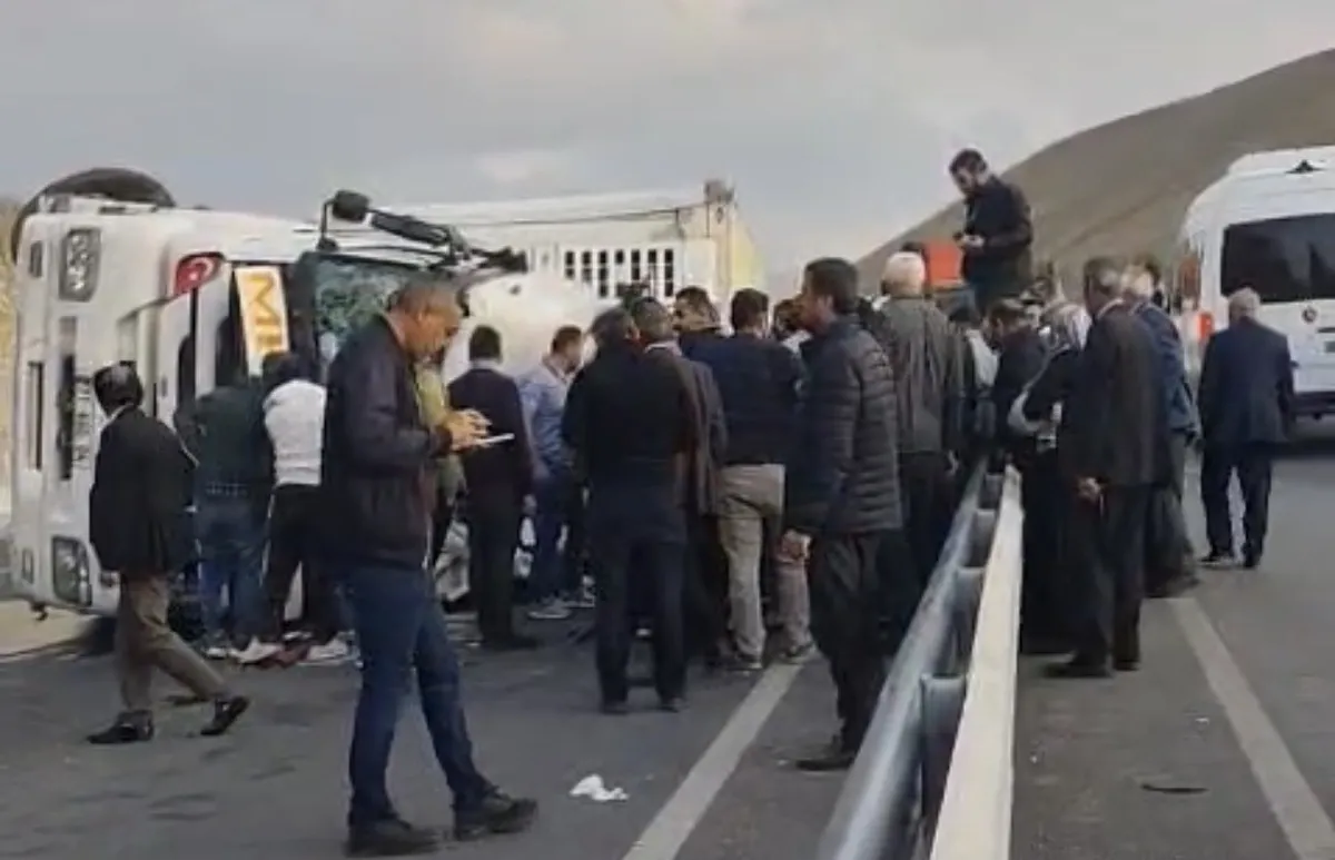 Van Gürpınar'da tır devrildi: Bir kişi yaralandı