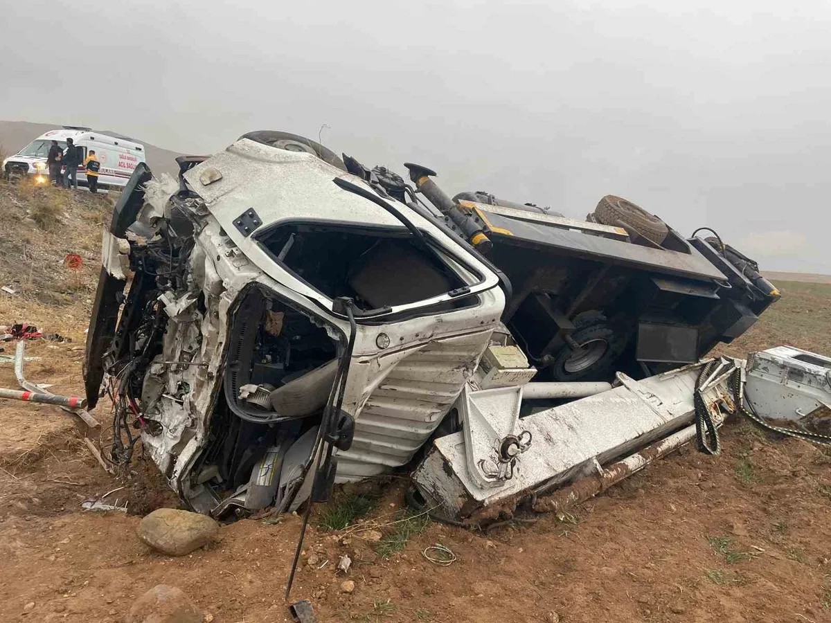 Van Gürpınar'da üç aracın karıştığı trafik kazasında 10 kişi yaralandı
