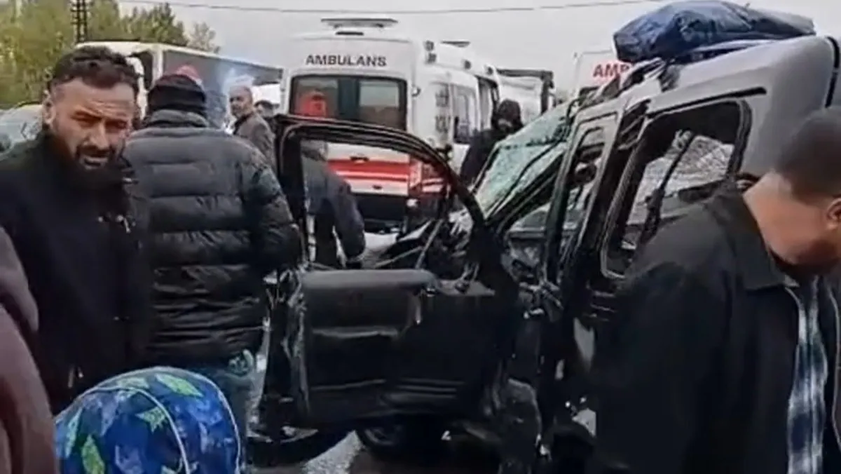Van Muradiye'de tır ile hafif ticari araç çarpıştı: 2 yaralı