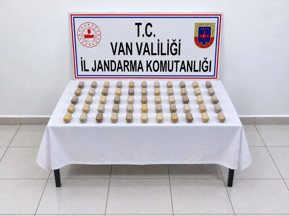 Van otogarında yakalanan şüphelinin midesinden 502 gram uyuşturucu çıktı