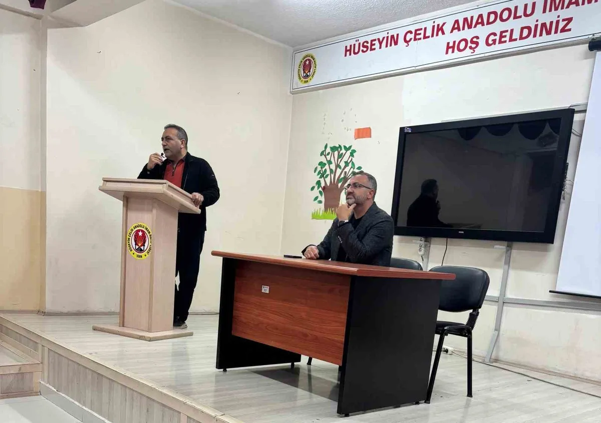 Van Tuşba'daki Hüseyin Çelik Kız Anadolu İmam Hatip Lisesi'nde veli buluşması