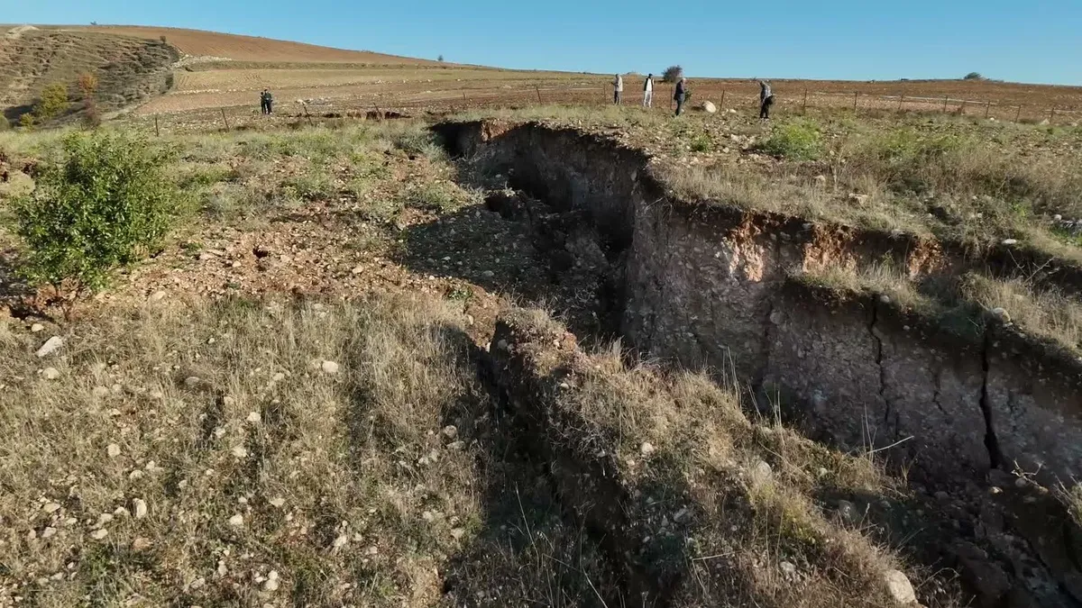 Yozgat Aydıncık'taki tarım arazisinde oluşan dev yarıklar endişelendirdi