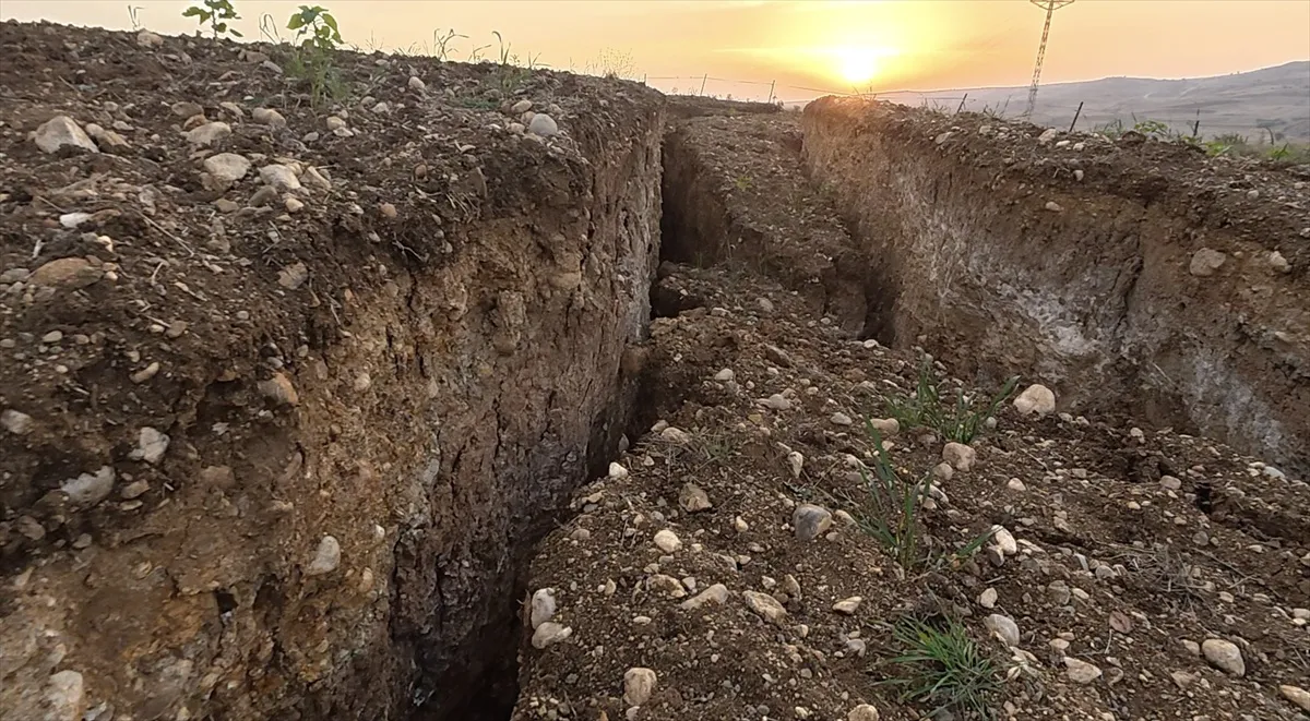 Yozgat'ın Aydıncık ilçesindeki tarım arazisinde derin yarıklar oluştu