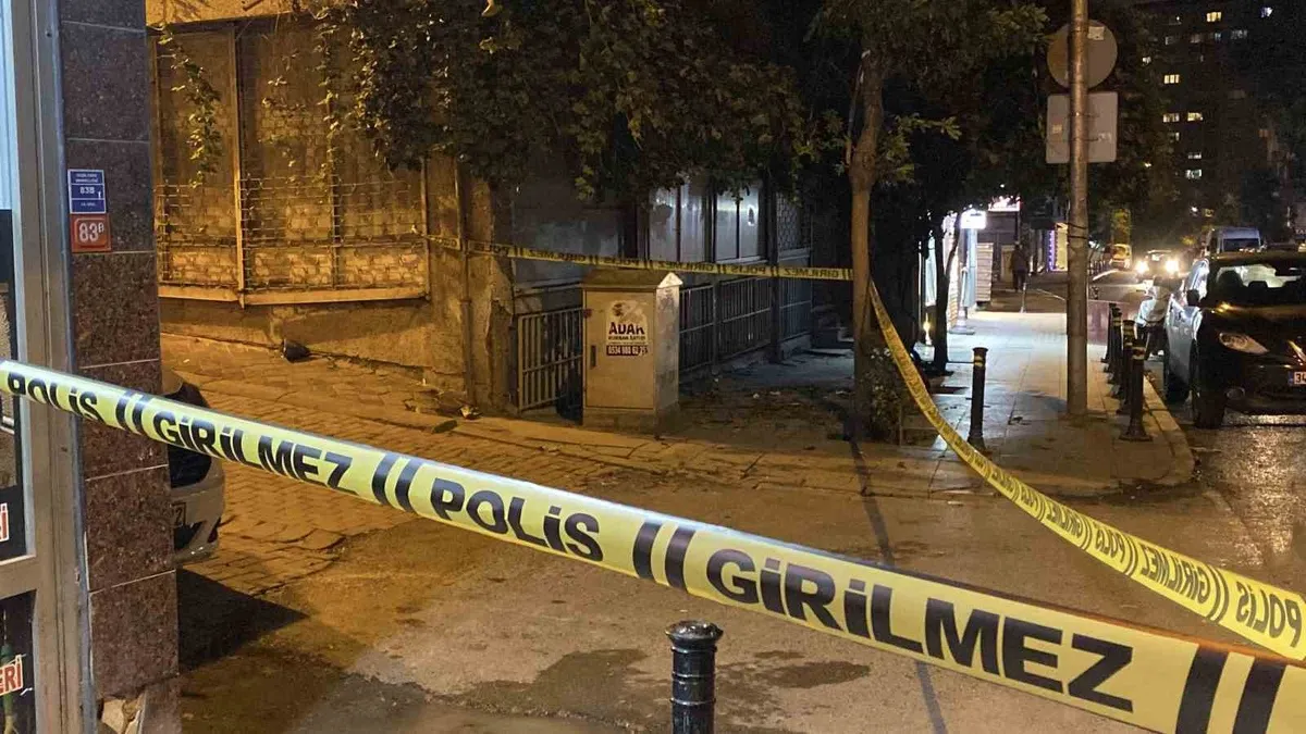Zeytinburnu'nda iki grup arasında çıkan silahlı kavgada mermiler evlere isabet etti