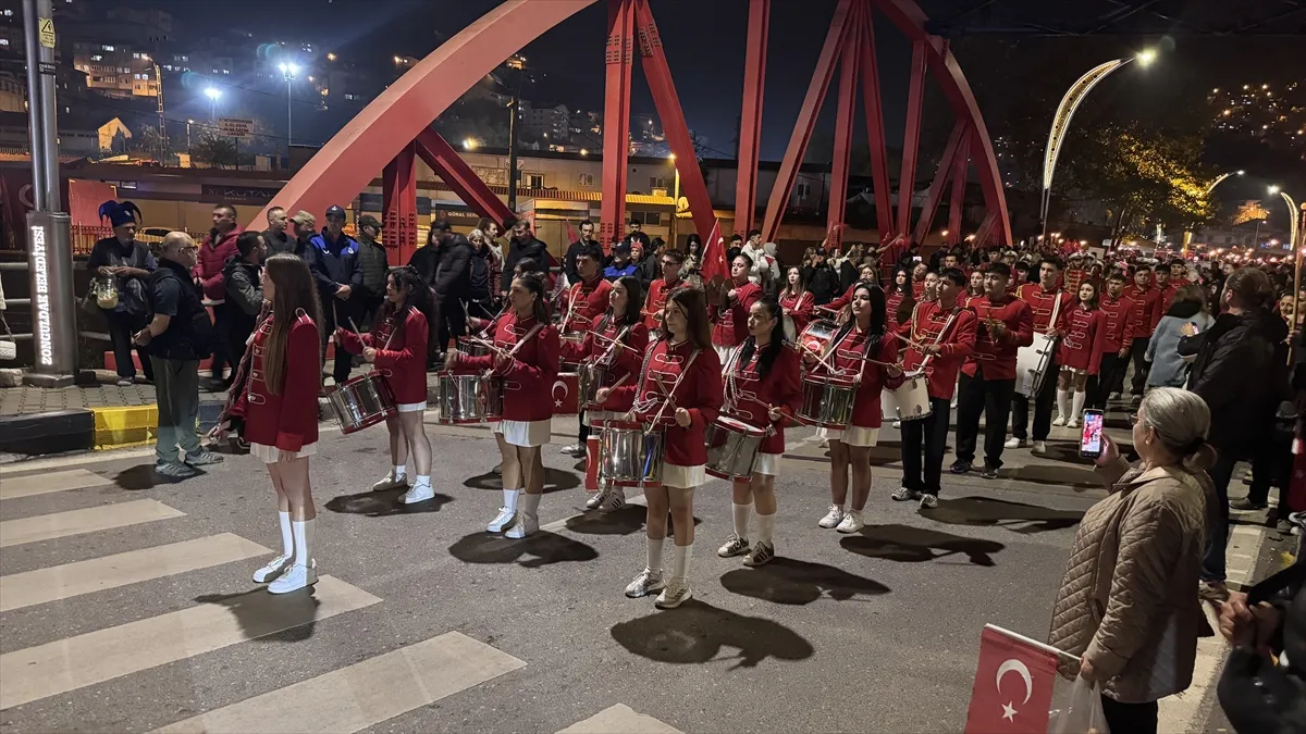 Zonguldak'ta 29 Ekim Cumhuriyet Bayramı fener alayı ile kutlandı