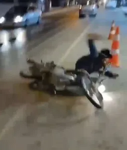 Hatay’ın Erzin ilçesinde yola dökülen yağ motosiklet kazasına yol açtı